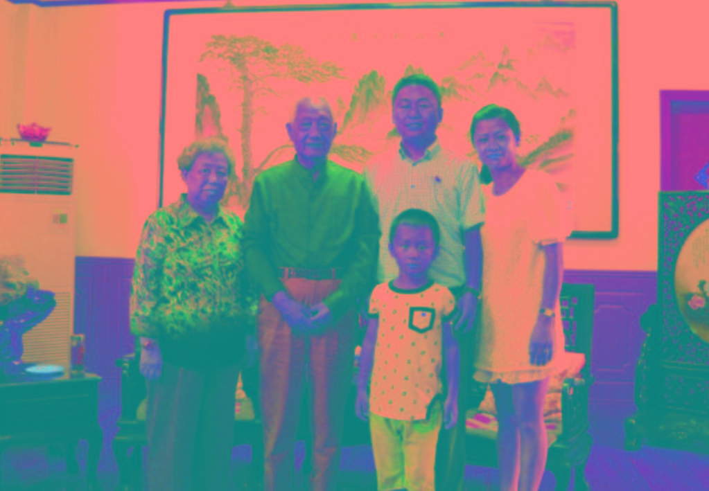 與原南京軍區(qū)政委方祖岐上將夫婦合影留念。